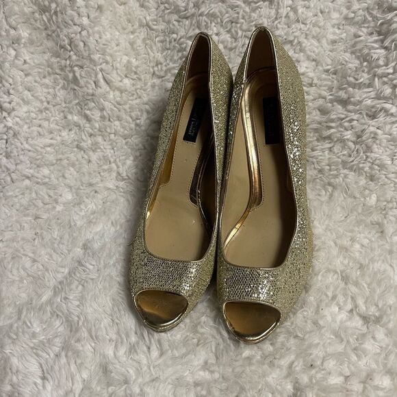 White House Black Market Dancer synthetic sparkling gold heels peep toe SZ10M - Picture 2 of 11